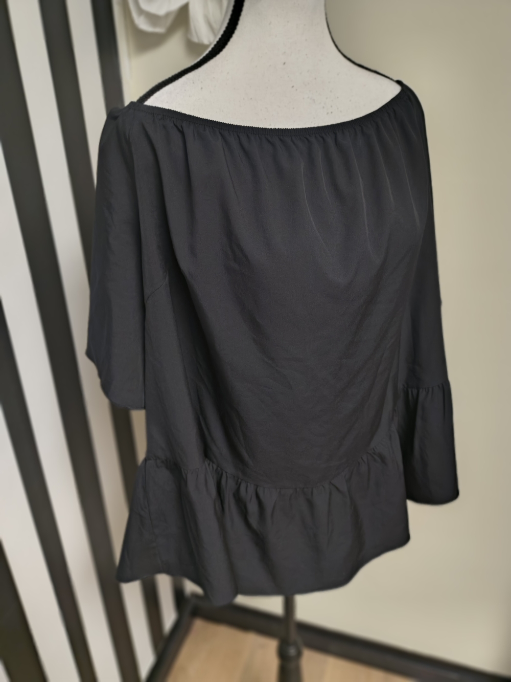 SHEIN Black Off-Shoulder Ruffle Hem Blouse - Picture 3 of 4
